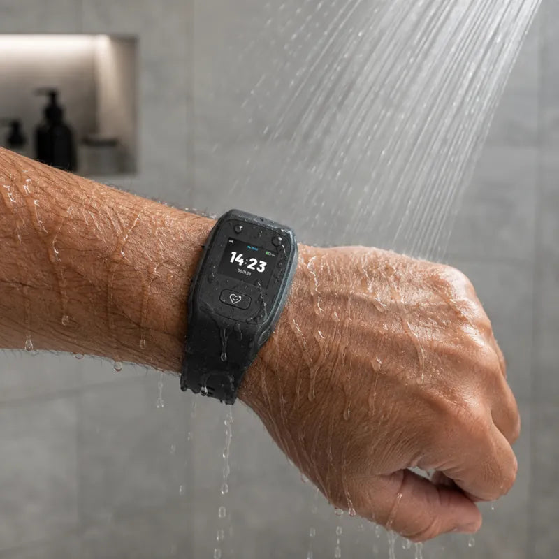 LUADA 2 wird unter der Dusche getragen – wasserdicht nach IP67